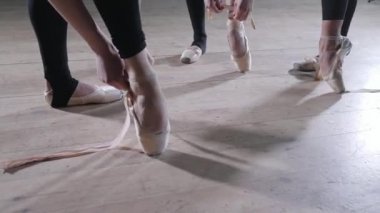 Pointe ayakkabı kapatın. Genç balerin kız. Kadınlar siyah bodysuits provada. Bir tiyatro performans hazırlamak