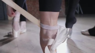 Pointe ayakkabı kapatın. Genç balerin kız. Kadınlar siyah bodysuits provada. Bir tiyatro performans hazırlamak