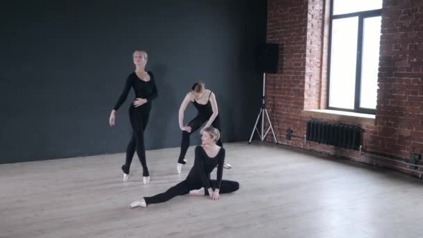 Genç balerin kız. Kadınlar siyah bodysuits provada. Bir tiyatro performans hazırlamak — Stok video