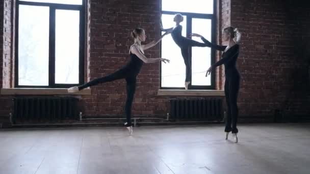 Młody baletnicy dziewczyny. Kobiety na próbie w czarne Body. Przygotować spektakl — Wideo stockowe