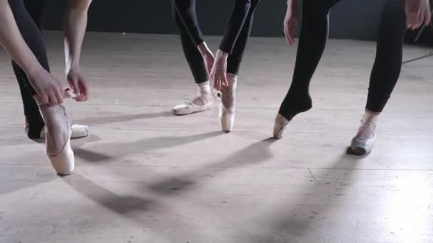 Pointe buty z bliska. Młody baletnicy dziewczyny. Kobiety na próbie w czarne Body. Przygotować spektakl — Wideo stockowe