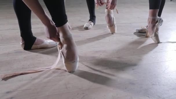 Pointe ayakkabı kapatın. Genç balerin kız. Kadınlar siyah bodysuits provada. Bir tiyatro performans hazırlamak — Stok video