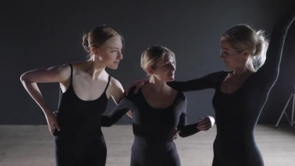 Chicas bailarinas jóvenes. Mujeres en el ensayo con trajes negros. Preparar una representación teatral — Vídeos de Stock