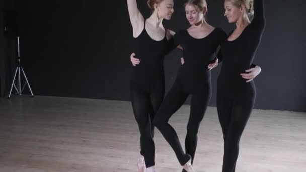 Genç balerin kız. Kadınlar siyah bodysuits provada. Bir tiyatro performans hazırlamak — Stok video