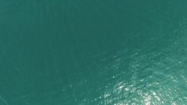 İtalya, dağlarla çevrili Lake Garda suyun üzerinde uçan. video drone ile çekim