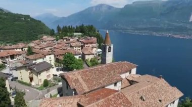İtalya. Kilise Dağı ve eski şehir. Dağlarla çevrili muhteşem Lake Garda Panoraması. video drone ile çekim