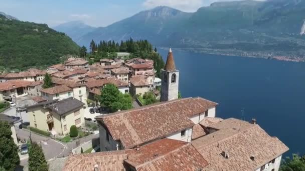 Italien. Kyrkan på berget och gamla stan. Panorama över den underbara Gardasjön omgiven av berg. videoinspelning med drönare — Stockvideo