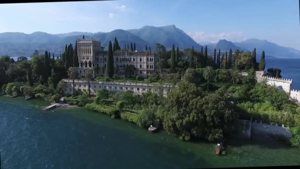 Castillo. Panorama del hermoso lago de Garda rodeado de montañas, Italia. grabación de vídeo con drone — Vídeo de stock