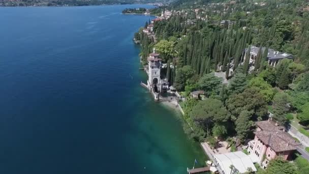 Castle. Panorama of the gorgeous Lake Garda surrounded by mountains, Italy. video shooting with drone — Stock Video