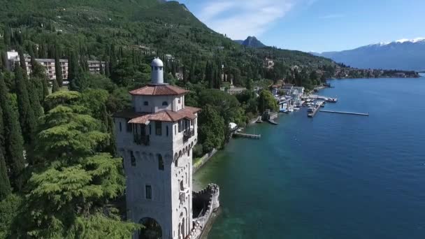 Castillo. Panorama del hermoso lago de Garda rodeado de montañas, Italia. grabación de vídeo con drone — Vídeo de stock