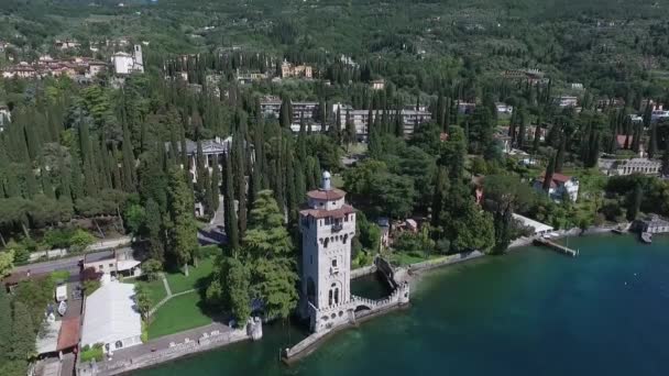 Kasteel. Panorama van het prachtige Gardameer omgeven door bergen, Italië. video schieten met drone — Stockvideo
