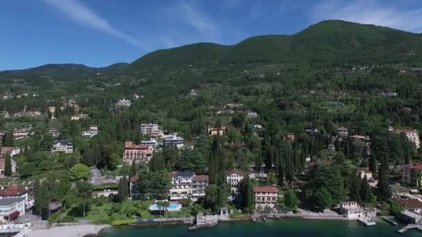 Panorama do lindo Lago de Garda cercado por montanhas, Itália. filmagem de vídeo com drone — Vídeo de Stock