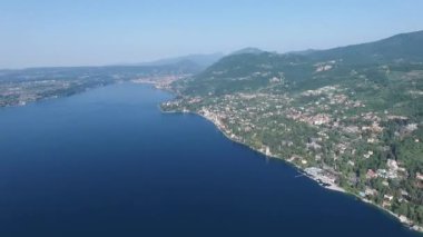 İtalya Dağları ile çevrili muhteşem Lake Garda Panoraması. video drone ile çekim