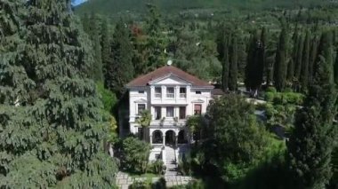 Villa. İtalya Dağları ile çevrili muhteşem Lake Garda Panoraması. video drone ile çekim