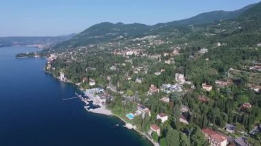 İtalya Dağları ile çevrili muhteşem Lake Garda Panoraması. video drone ile çekim
