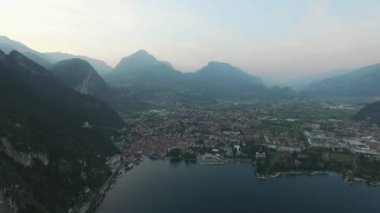 İtalya Dağları ile çevrili muhteşem Lake Garda Panoraması. video drone ile çekim