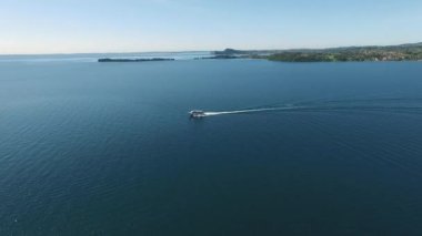 İtalya, dağlarla çevrili Lake Garda suyun üzerinde uçan. video drone ile çekim