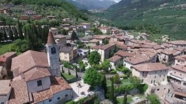 İtalya. Kilise Dağı ve eski şehir. Dağlarla çevrili muhteşem Lake Garda Panoraması. video drone ile çekim