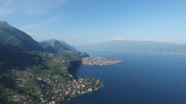İtalya Dağları ile çevrili muhteşem Lake Garda Panoraması. video drone ile çekim