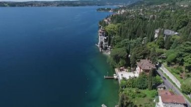 İtalya Dağları ile çevrili muhteşem Lake Garda Panoraması. video drone ile çekim