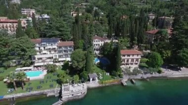 İtalya Dağları ile çevrili muhteşem Lake Garda Panoraması. video drone ile çekim