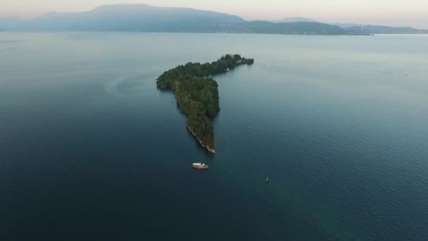 Πανόραμα από την πανέμορφη λίμνη Garda περιβάλλεται από βουνά, Ιταλία. βίντεο γυρίσματα με drone — Αρχείο Βίντεο