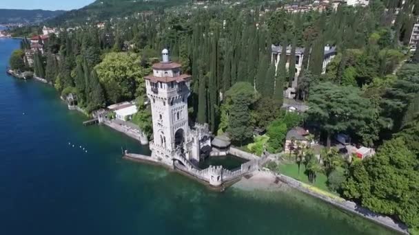 Kasteel. Panorama van het prachtige Gardameer omgeven door bergen, Italië. video schieten met drone — Stockvideo