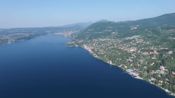 Panorama van het prachtige Gardameer omgeven door bergen, Italië. video schieten met drone — Stockvideo