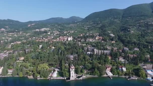 Panorama van het prachtige Gardameer omgeven door bergen, Italië. video schieten met drone — Stockvideo