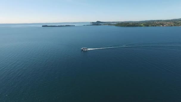 山、イタリアに囲まれたガルダ湖水の表面に飛んでいます。無人で撮影ビデオ — ストック動画