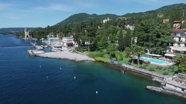 Panorama van het prachtige Gardameer omgeven door bergen, Italië. video schieten met drone — Stockvideo