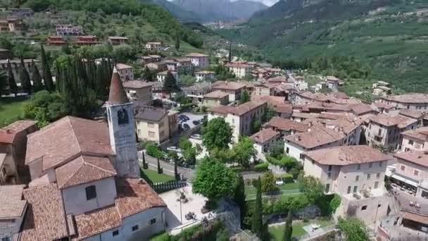 De Italia. Iglesia en la montaña y el casco antiguo. Panorama del magnífico Lago de Garda rodeado de montañas. grabación de vídeo con drone — Vídeos de Stock