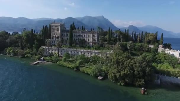 Castillo. Panorama del hermoso lago de Garda rodeado de montañas, Italia. grabación de vídeo con drone — Vídeo de stock