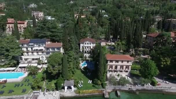 Panorama dello splendido Lago di Garda circondato da montagne, Italia. riprese video con drone — Video Stock