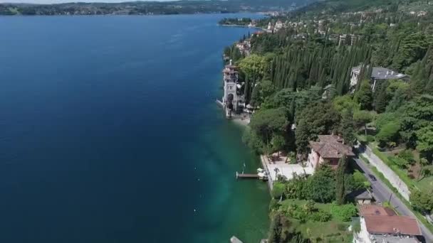 Panorama dari Danau Garda yang indah dikelilingi oleh pegunungan, Italia. syuting video dengan drone — Stok Video