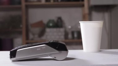 Temassız ödeme yöntemi. Ödeme terminal aracılığıyla cep telefonu ile an. Satın almak ve satmak. Ürün hizmet. Kahve Dükkanı. Kahve satın alma