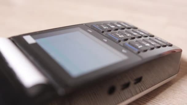 Gros plan. Moment de paiement par carte de crédit via terminal. Acheter et vendre. Service Produits 