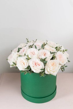 güzel lüks ahşap masa üzerinde beyaz gül buketi. Çiçekçi Çiçek dükkanında çalışır. David Austin