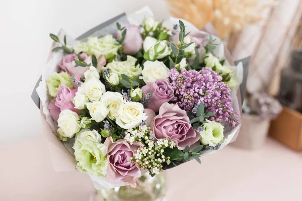 Concetto di negozio di fiori. Primo piano bel mazzo di lusso di fiori misti su tavolo di legno. Sfondo — Foto Stock