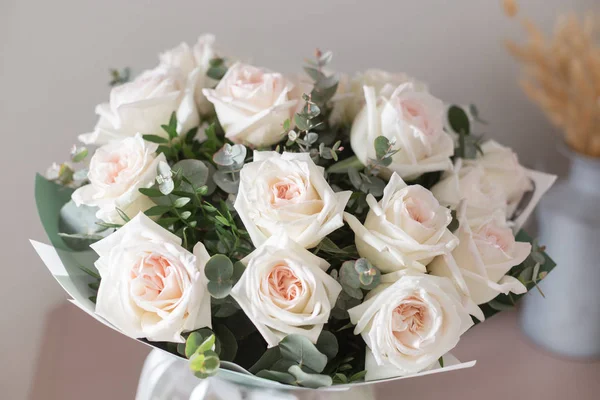 Beau bouquet de luxe de rose blanche sur table en bois. le travail du fleuriste dans un magasin de fleurs. David Austin — Photo