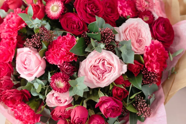 Nahaufnahme schöner luxuriöser Strauß gemischter roter und rosa Blumen in Glasvasen. die Arbeit des Blumenhändlers in einem Blumenladen. Tapete — Stockfoto