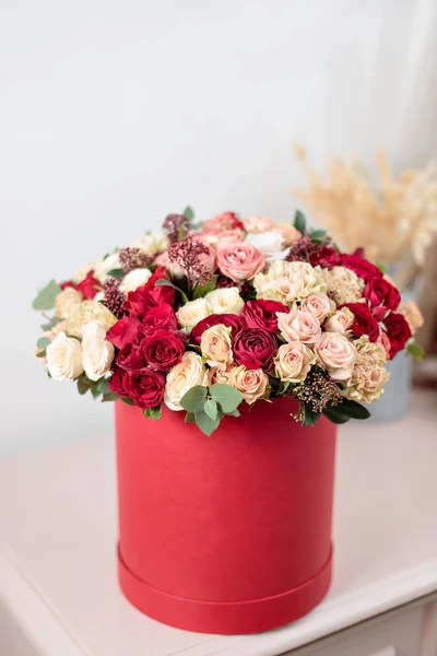 Belo buquê de luxo de flores mistas em caixa vermelha. o trabalho da florista em uma loja de flores. Papel de parede — Fotografia de Stock