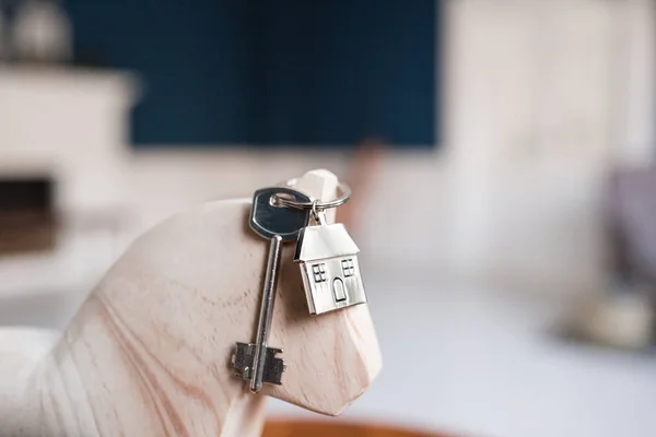 Porte-clés et porte-clés maison en forme de maisons se trouve sur des planches en bois. Concept immobilier, hypothèque, déménagement ou location de biens . — Photo