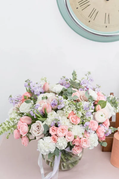 Piękny, luksusowy bukiet mieszany czerwone i różowe kwiaty w wazonach szkła. Praca w kwiaciarni Kwiaciarnia. Tapeta — Zdjęcie stockowe