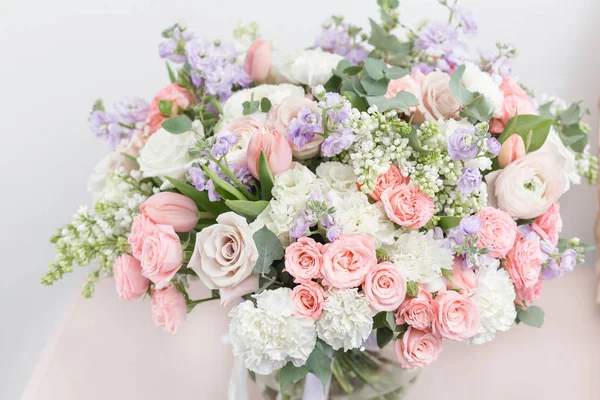 Blumenladen-Konzept. Nahaufnahme schöner luxuriöser Strauß gemischter Blumen auf einem Holztisch. Tapete — Stockfoto