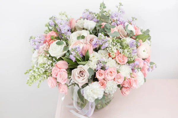 Blumenladen-Konzept. Nahaufnahme schöner luxuriöser Strauß gemischter Blumen auf einem Holztisch. Tapete — Stockfoto