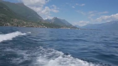 Lake Garda, Kuzey İtalya'daki tekne gezisine. Kristal berraklığında su dağlarla çevrili,.