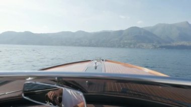 Lake Garda, Kuzey İtalya'daki tekne gezisine. Kristal berraklığında su dağlarla çevrili,.