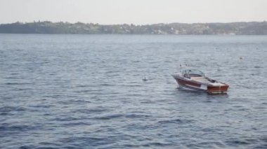 Lake Garda, Kuzey İtalya'daki tekne gezisine. Kristal berraklığında su dağlarla çevrili,.