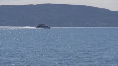Lake Garda, Kuzey İtalya'daki tekne gezisine. Kristal berraklığında su dağlarla çevrili,.